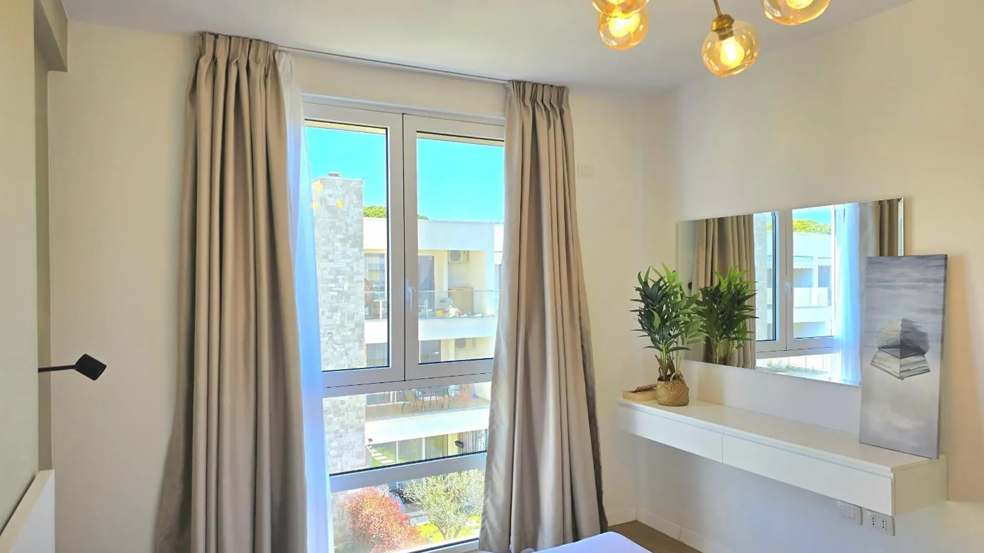 Sunny Beach Apartments - 295 Durrës