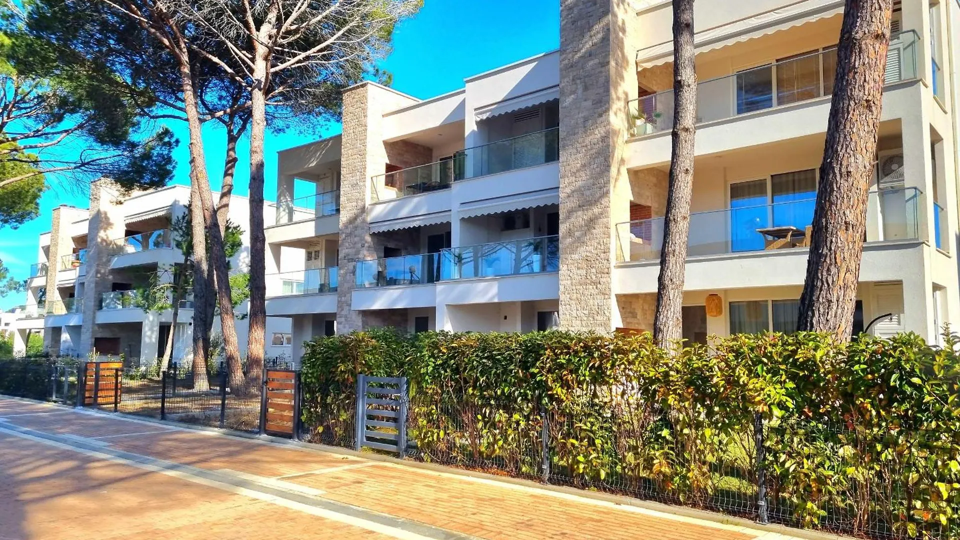 Sunny Beach Apartments - 295 Durrës