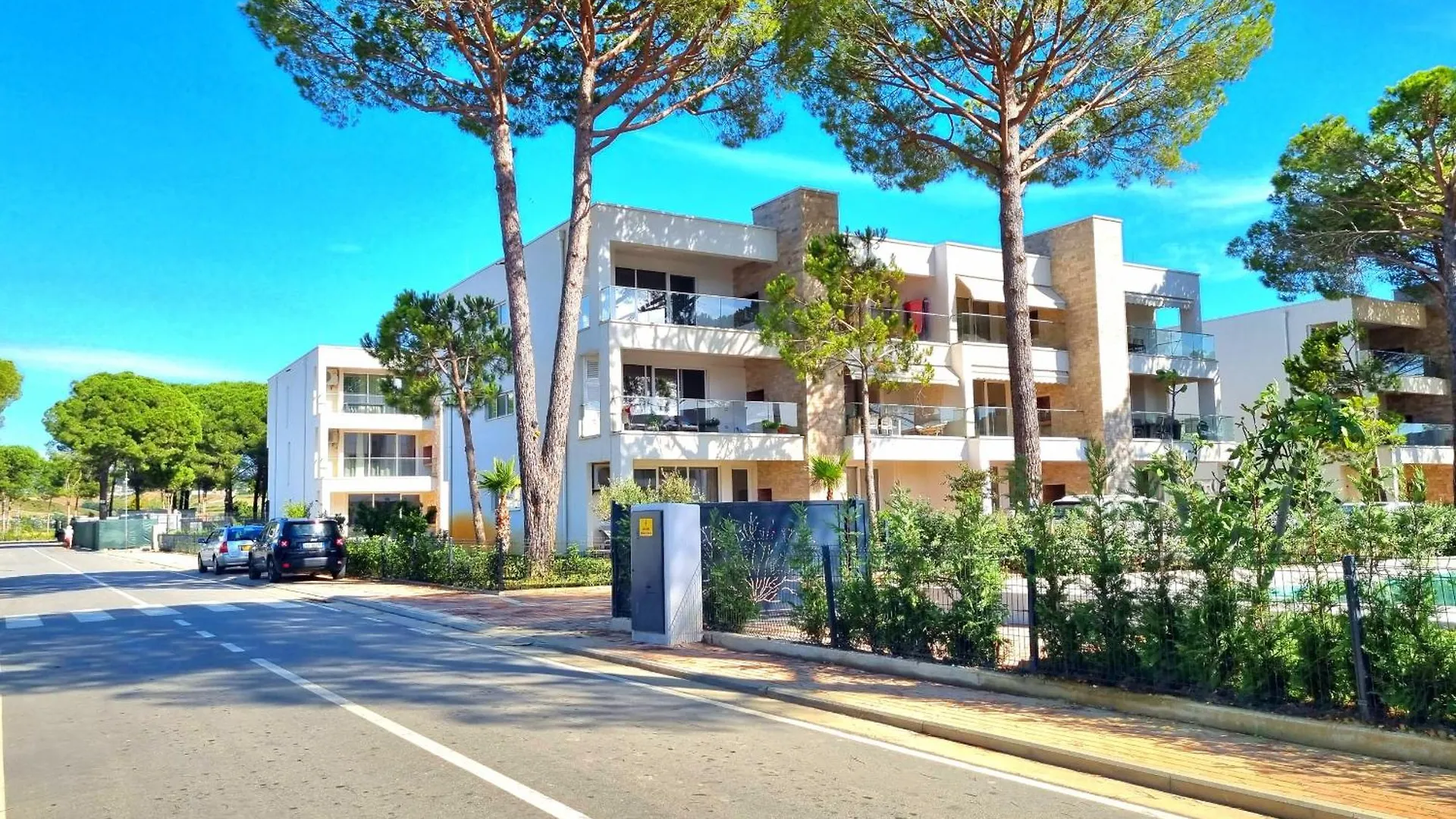 Sunny Beach Apartments - 295 Durrës