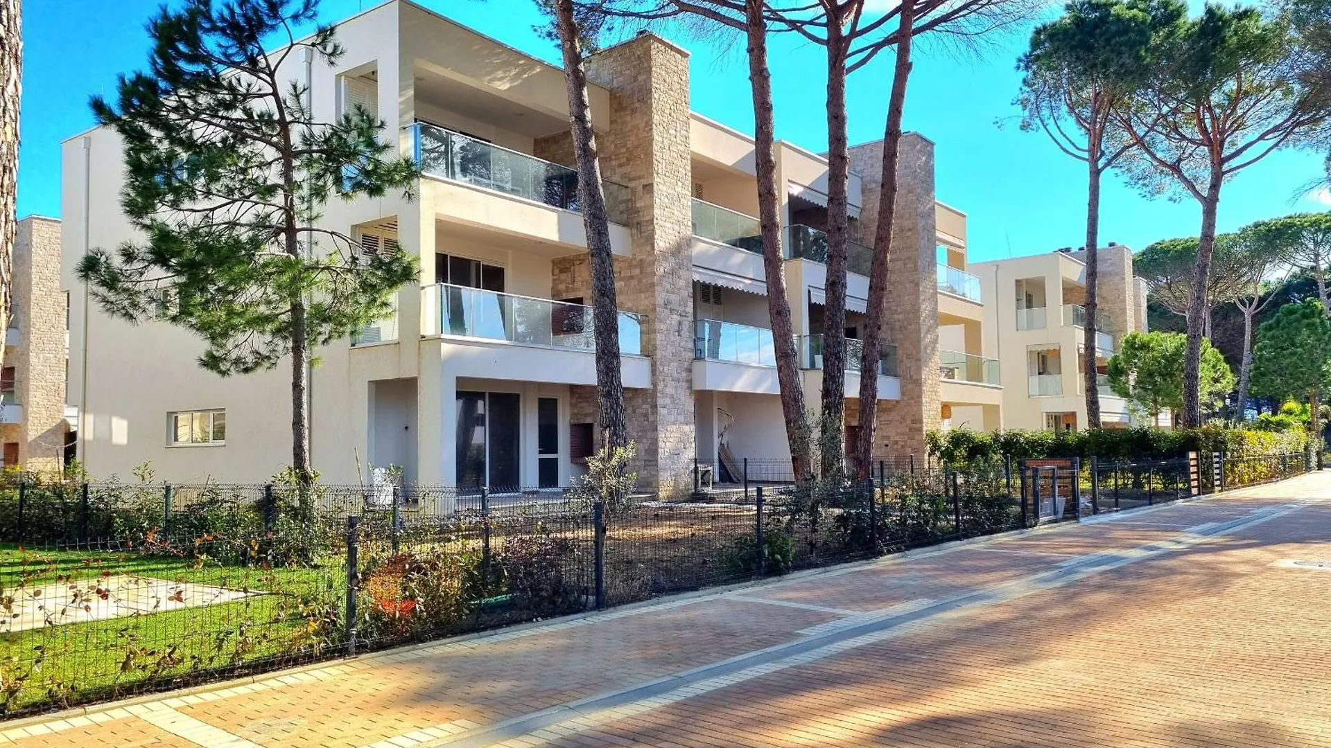 Sunny Beach Apartments - 295 Durrës